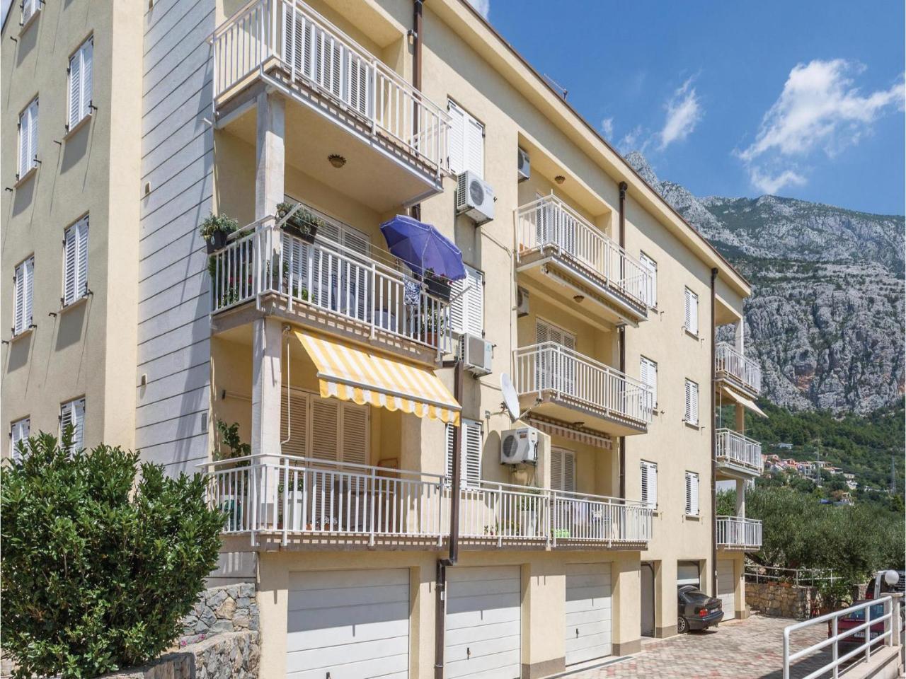 Cozy Apartment In Makarska With Kitchen Exterior foto